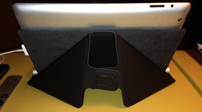 Incase-Stand-Rear-View