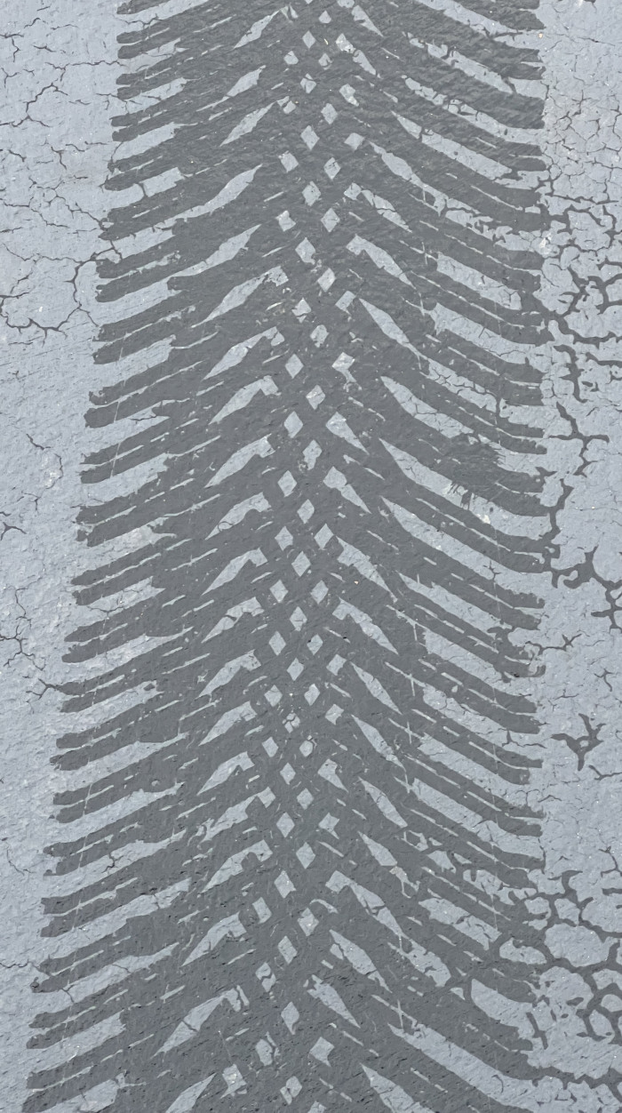 CrossClimate2-tread-pattern-on-drive-pavement-IMG_1892