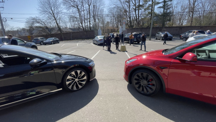 Lucid-Air-with-Model-Y-reverse-angle-Westport-CT-EVfreedomCT-by-Paul-Braren-2021-03-22-IMG_2690