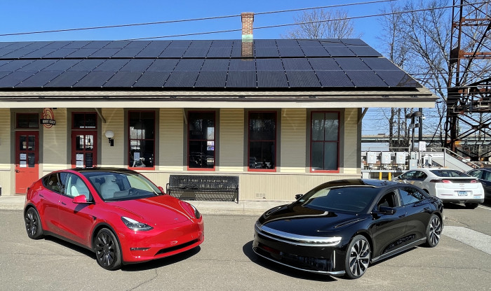 Tesla-and-Lucid-Blue-Skies-Westport-CT-EVfreedomCT-by-Paul-Braren-2021-03-22-IMG_2676