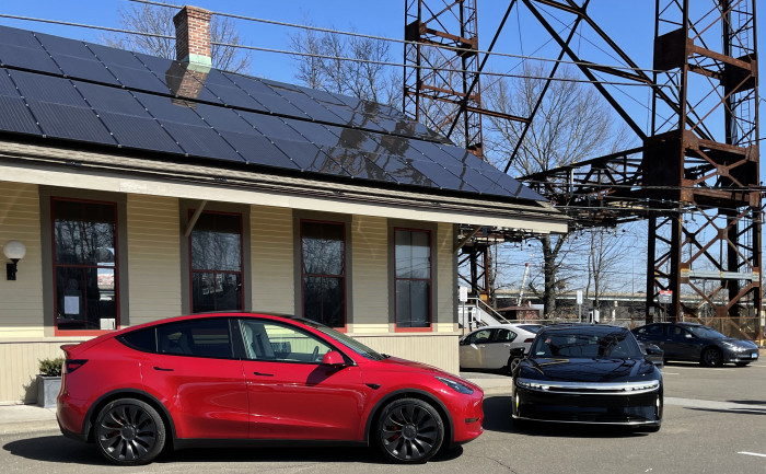 Tesla-Model-Y-and-Lucid-Air-front-at-Westport-CT-EVfreedomCT-by-Paul-Braren-2021-03-22-IMG_2687.JPG