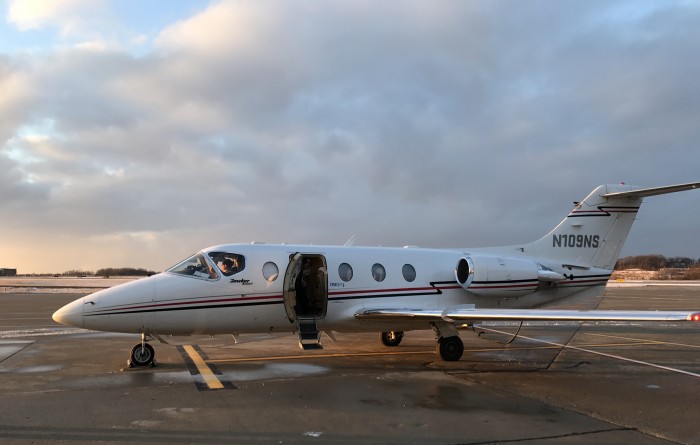 OneJet-gate-D88-welcoming-view-2-about-to-board-Hawker-400XP-Beechjet-at-Pittsburgh-PIT-by-Paul-Braren-on-Feb-16-2017-for-ITProHobby.JPG