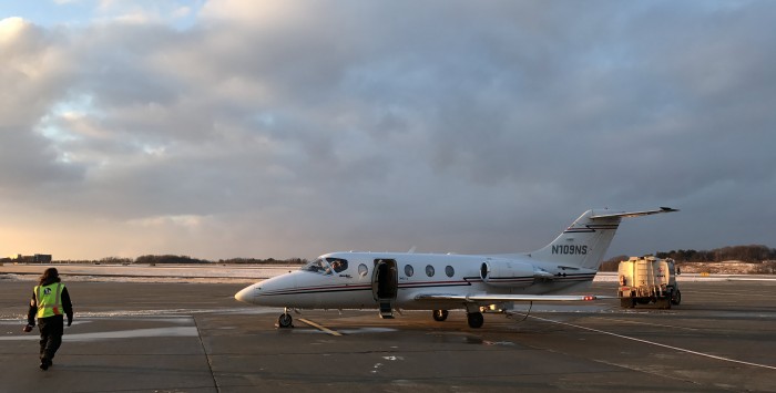 OneJet-gate-D88-welcoming-view-about-to-board-Hawker-400XP-Beechjet-at-Pittsburgh-PIT-by-Paul-Braren-on-Feb-16-2017-for-ITProHobby.JPG