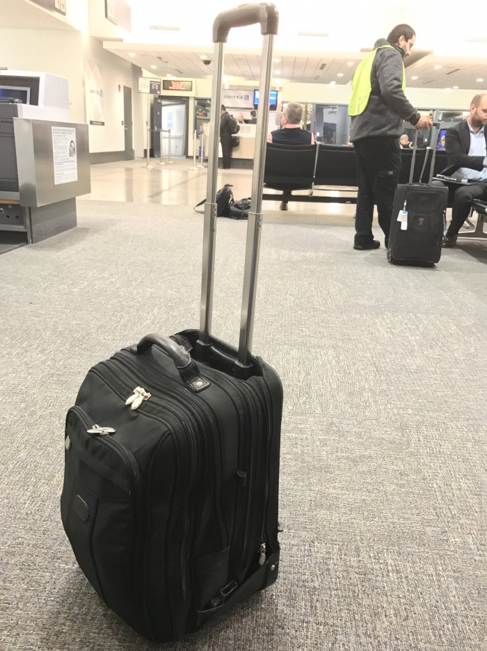 OneJet-uses-BDL-Gate-22-collecting-luggage-taken-by-Paul-Braren-on-Feb-15-2017-for-ITProHobby.JPG