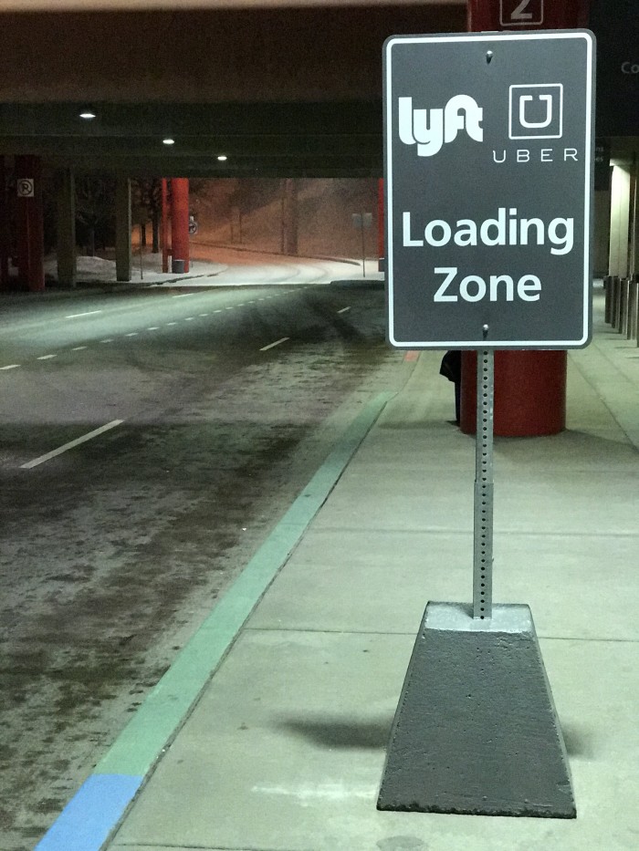 PIT-Pittsburgh-airport-clearly-labels-Uber-and-Lyft-pickups-at-curb-by-Paul-Braren-on-Feb-15-2017-for-ITProHobby.JPG