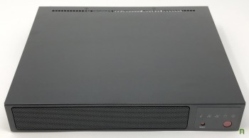 Front-view-Supermicro-SuperServer-SYS-E300-9D-pics-by-ITProHobby.JPG