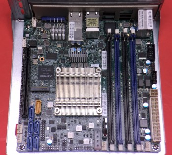 ITProHobby-pic-of-Supermicro-X10SDV-TLN4F-motherboard-Rev2-with-CPU-fan-removed.JPG