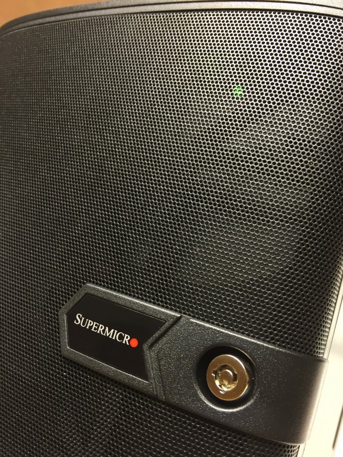 close-up-of-bezel-with-green-power-led.JPG