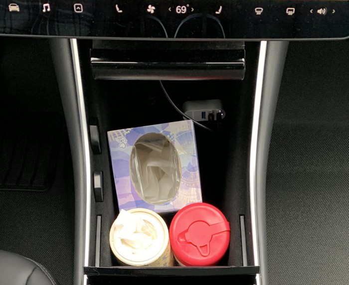 IMG_6266-Center-Console-with-accessories-driver-view-cropped--ITProHobby.JPG