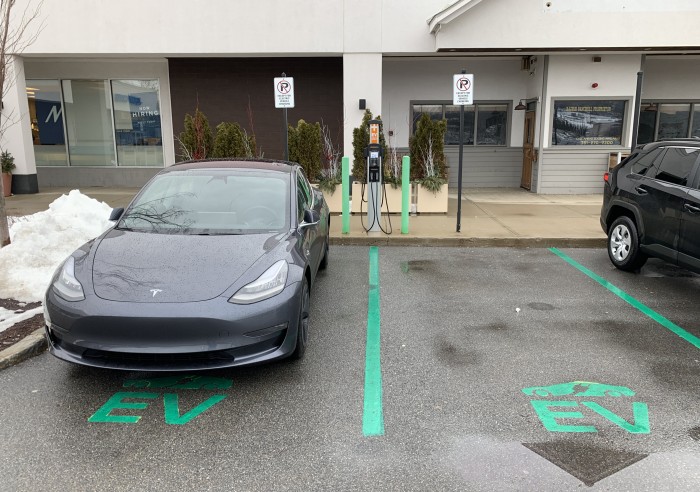 ChargePoint-Burlington-MA-2019-02-15--Paul-Braren-Model-3-charging-ITProHobby