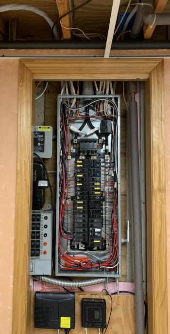 IMG_8550-basement-200-amp-panel-with-number-1-wire-to-garage-subpanel--ITProHobby.JPG