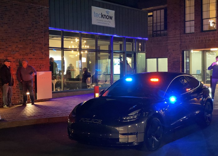 Front-with-lights-2-Tesla-Model-3-police-car-by-Paul-Braren--ITProHobby.JPG