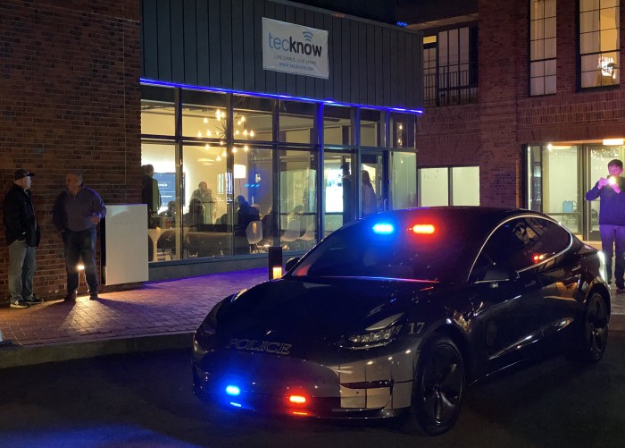 Front-with-lights-Tesla-Model-3-police-car-by-Paul-Braren--ITProHobby.JPG