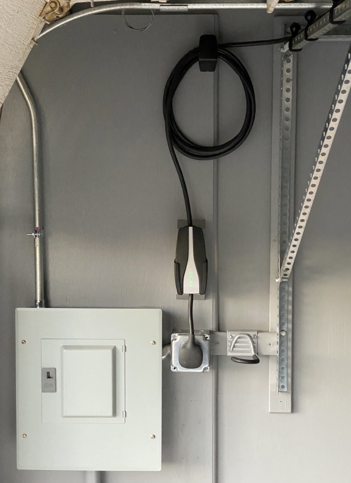 Tesla-Cable-Organizer-2-point-0-installed-with-Gen-2-Mobile-Connector-Kit-by-Paul-Braren-at-ITProHobby