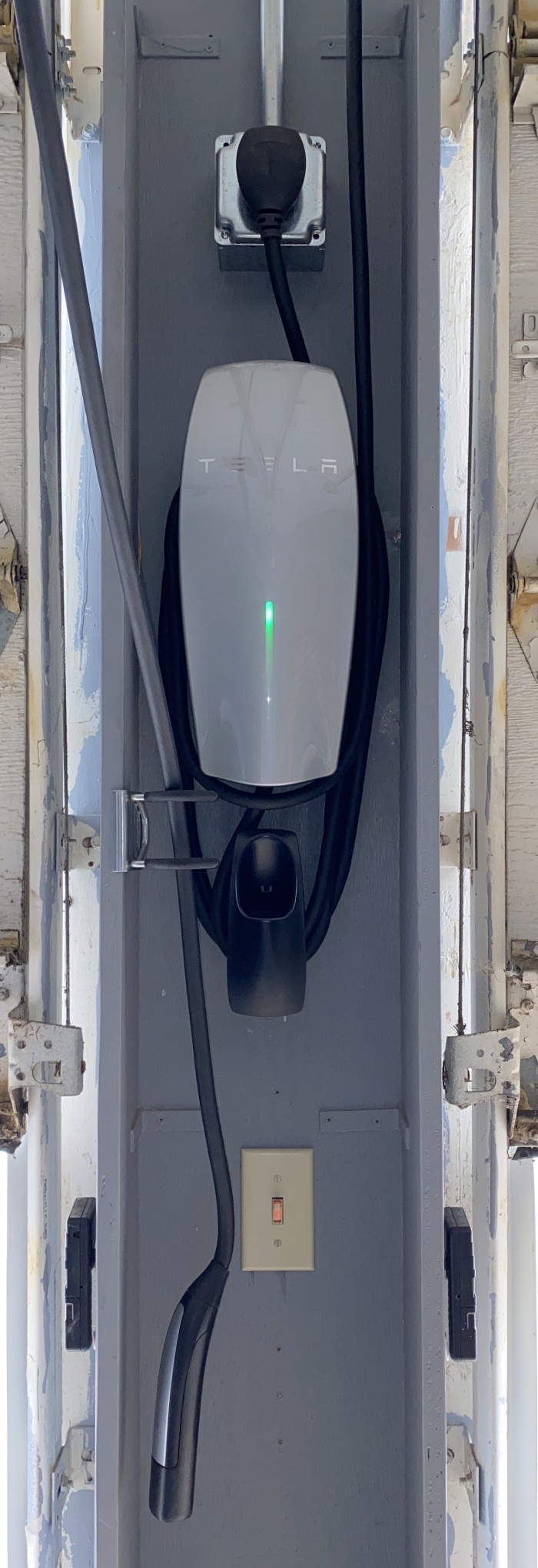 Tesla-Wall-Connector-with-cable-stowed-by-Paul-Braren-at-ITProHobby