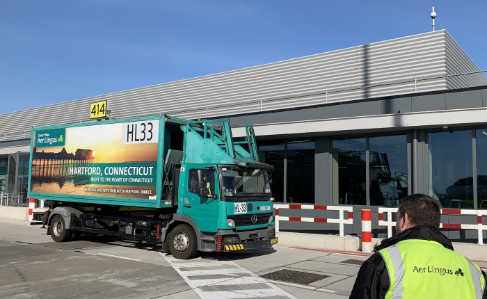 2019-10-22-Aer-Lingus-ad-on-truck-in-Dublin-DUB--ITProHobby