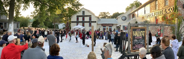 Comstock-Ferre-Behind-the-scenes-of-Christmas-on-Honeysuckle-Lane-filming-pic2-2018-09-30
