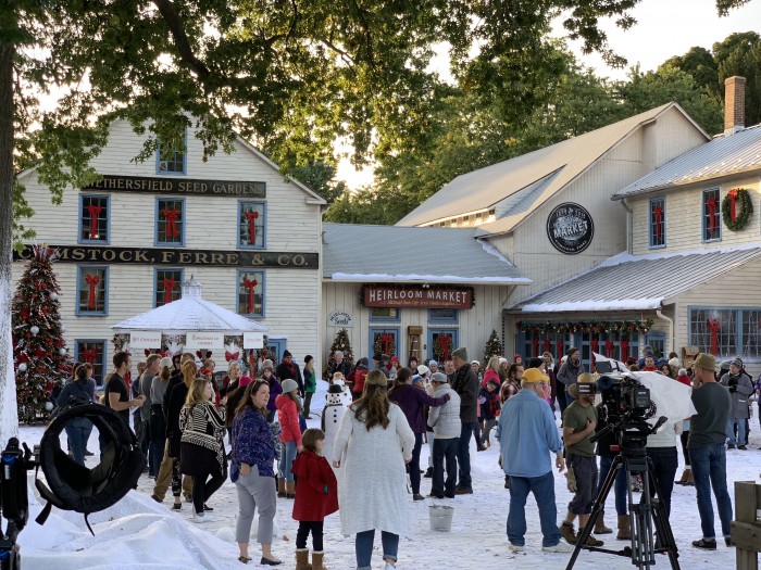 Comstock-Ferre-Behind-the-scenes-of-Christmas-on-Honeysuckle-Lane-filming-pic3-2018-09-30