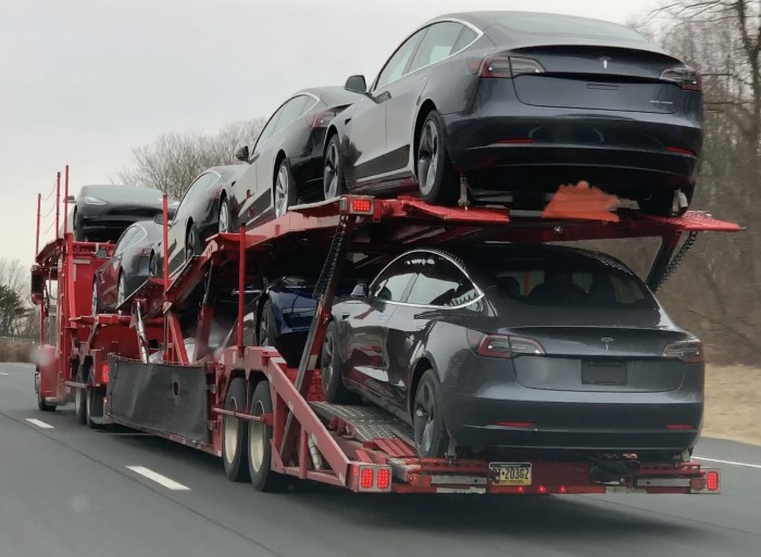 IMG_3079-truck-with-8-Tesla-model-3-in-Connecticut-on-I84