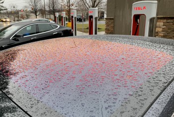 IMG_5562-ITProHobby-Tesla-roof-in-rain-looks-orange